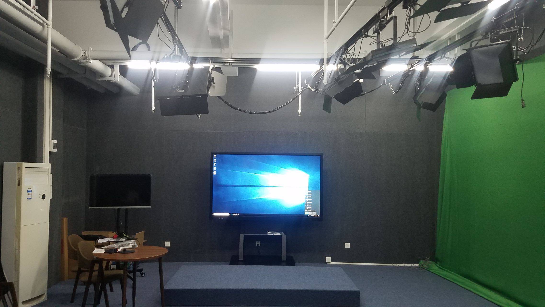 录播直播室都在用86寸98寸触控显示器做背景大屏