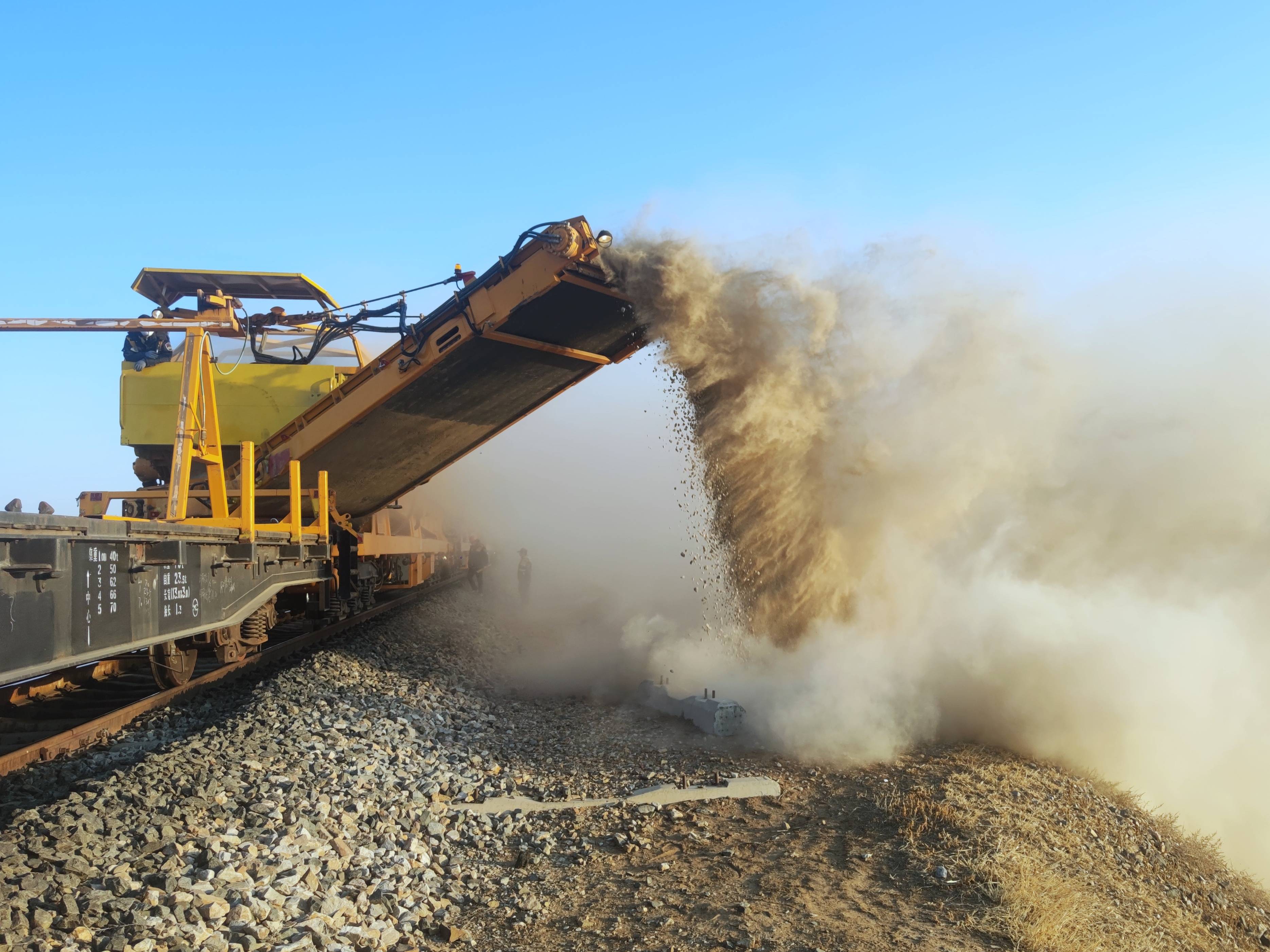 210分钟鏖战 集二线大机清筛进行中_施工_作业_线路封锁