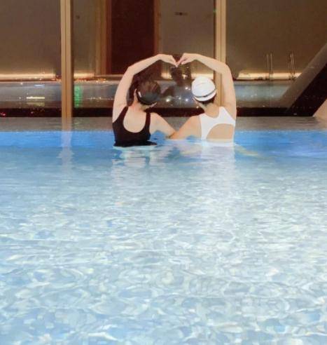 母女合体秀迷人身材,妈妈穿时尚比刘涛还优雅_王珂_游泳_生日