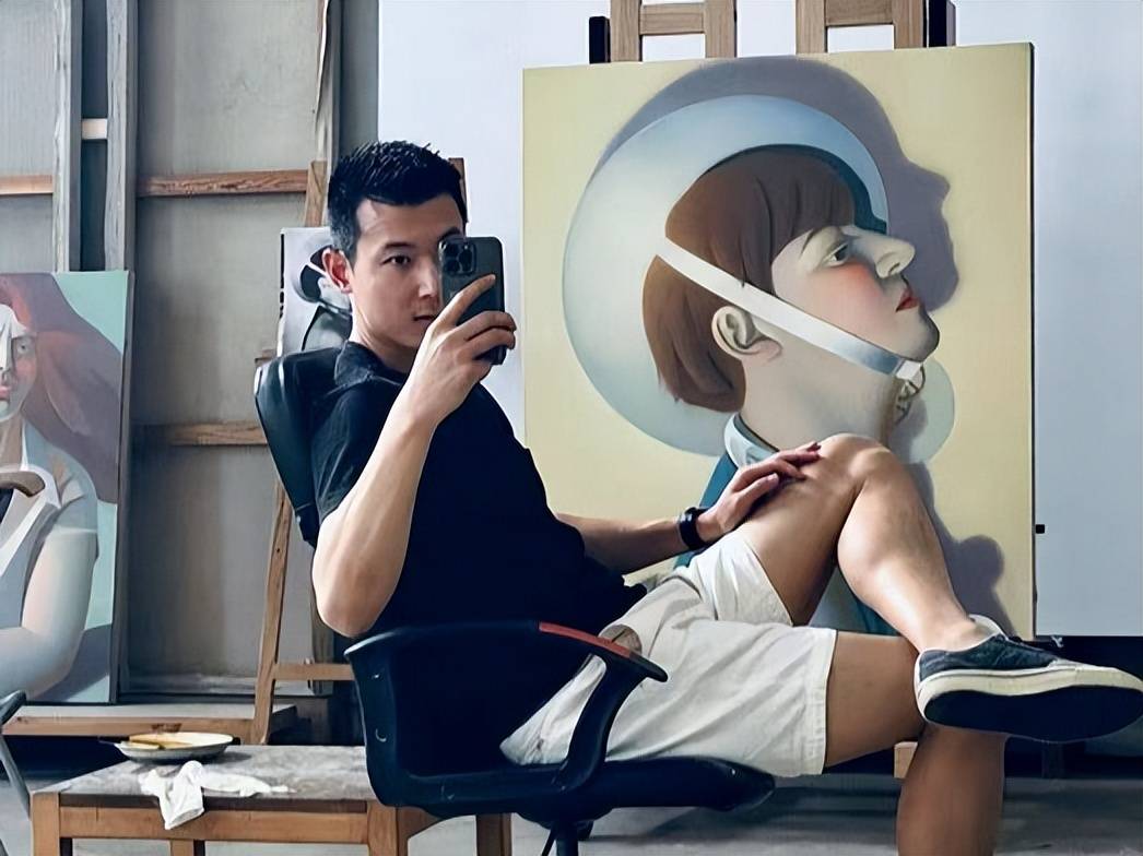 朱珠带女儿看展,王昀佳一手抱娃一手搂老婆,一家三口都是高颜值_珠宝