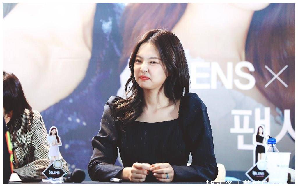 原创23岁jennie大冬天也穿黑丝袜配2万裙自拍这打扮国内小花少见