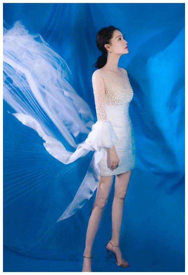 原创李沁出道12年后终于想通把纱布穿身上凹出绝美直筒腰