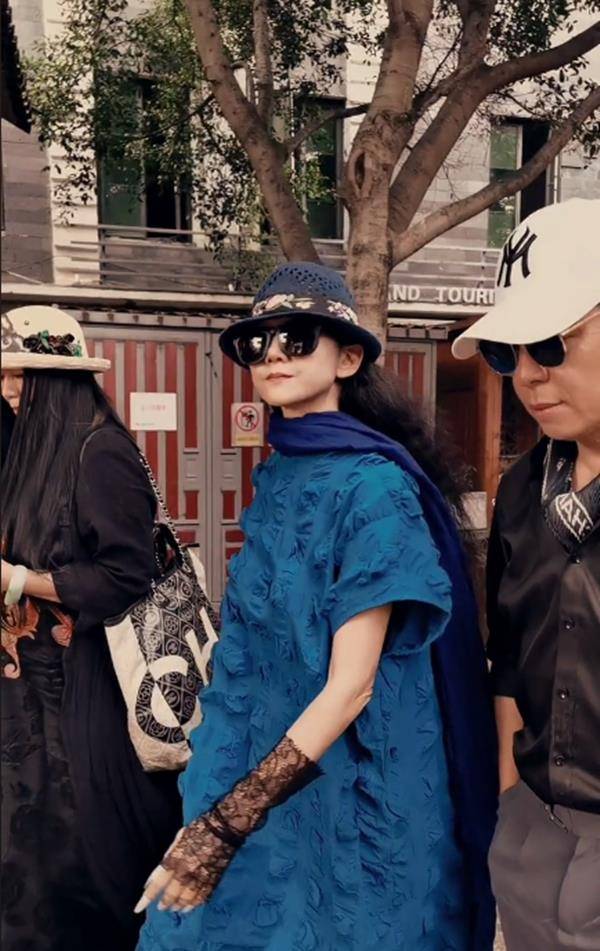 63岁杨丽萍近况曝光,背背篓漫步油菜花田,及腰黑发浓密似瀑布_大理