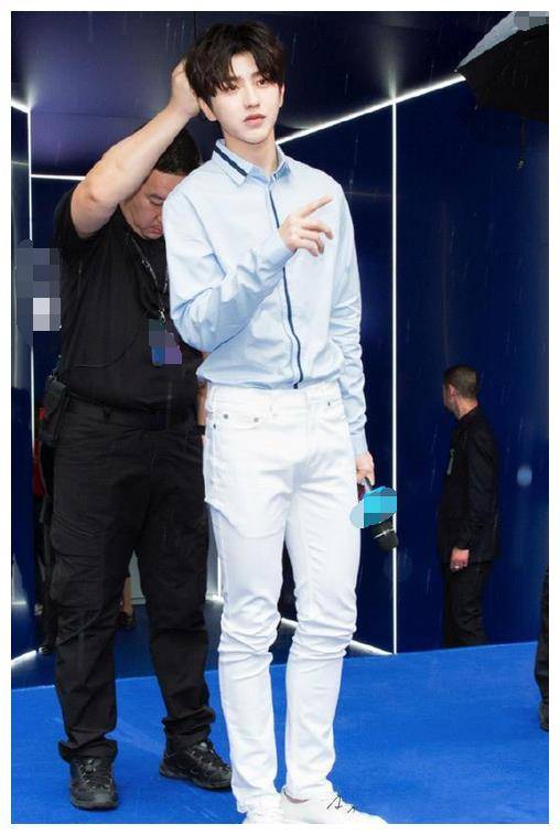 蔡徐坤再现雷人造型!