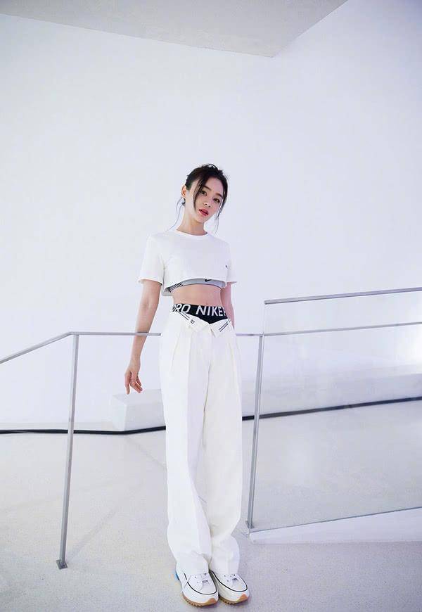 身材好也没用,袁姗姗卫衣穿成五五分,矮个女生穿衣禁忌你知道吗_白色