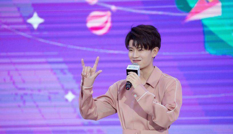 任嘉伦国超哥也是粉色爱好者吗~任嘉伦之前出席活动也穿上粉嫩的西装