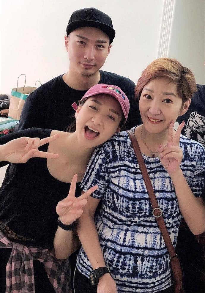 雪梨一家与姐姐米雪过母亲节,儿子像极了徐少强,女儿俏皮可爱_徐伟栋