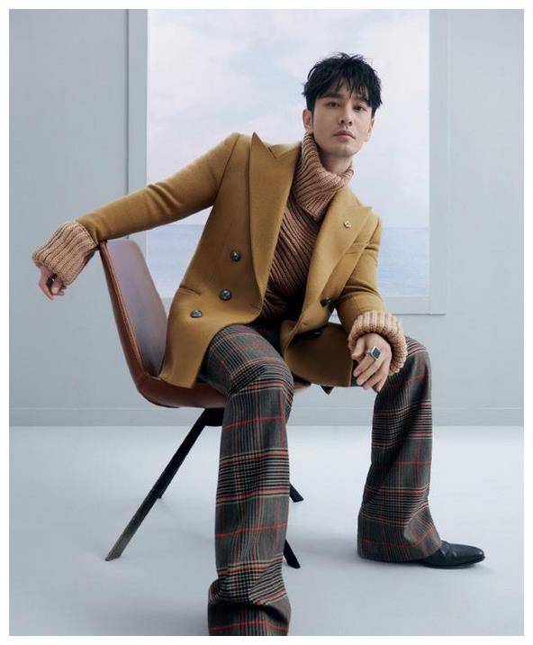 原创黄晓明太不走心了吧拍硬照竟穿错裤子红格纹喇叭裤越看越女人