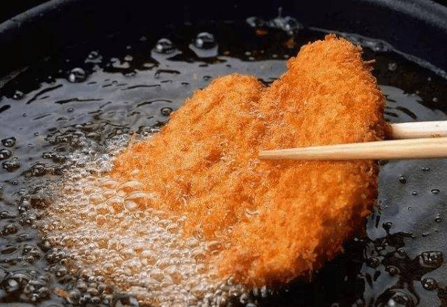 原创怎么处理炸东西剩下的油酒店大厨油中加点它秒变香油