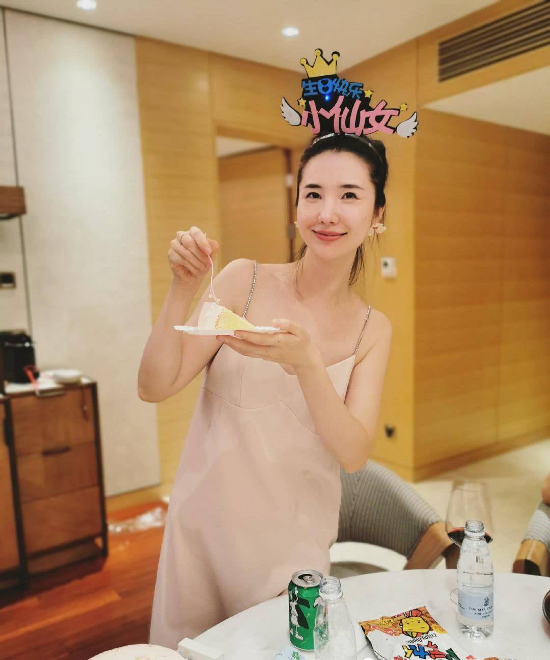 蒋凡妻子晒照状态极佳手戴戒指气质优雅疑与好友连开三家店