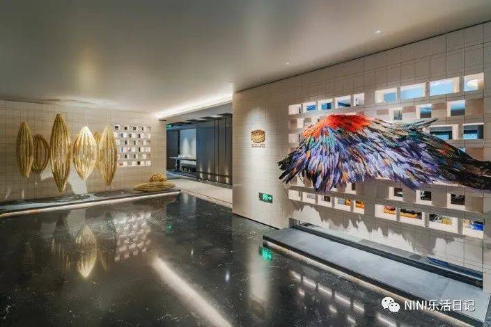 酒店打卡 | 震撼美,像住进博物馆!最美设计九寨沟英迪格酒店_文化_小镇_特色
