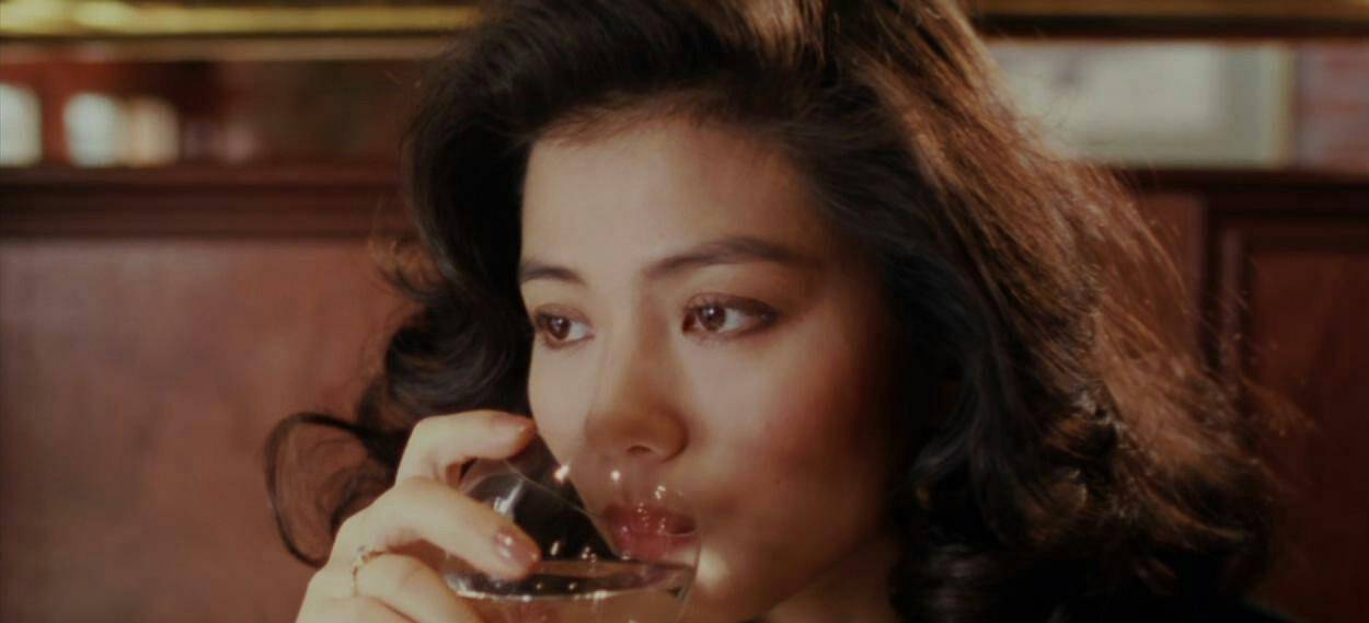 时光匆匆流逝,但是钟楚红曾经的年轻,曾经的稚嫩,曾经的真情已经在她