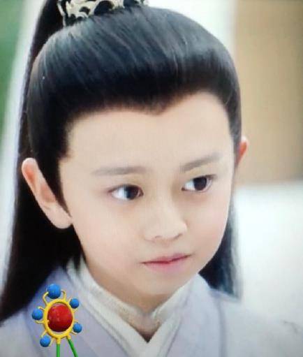 因为小时候的家庭教育,所以任嘉伦也非常孝顺,更是从小便对自己有极高