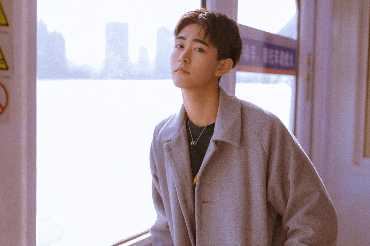 原创男生拍照12个拍照姿势可以摆阳光帅气又好看