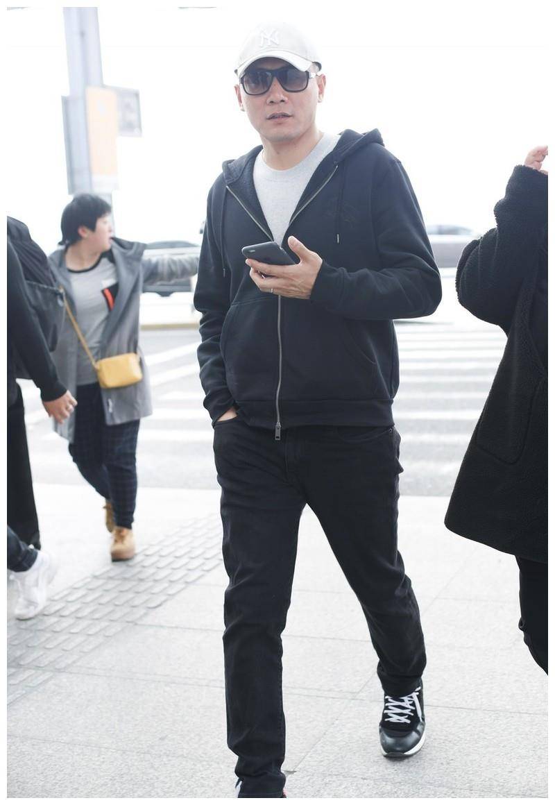 原创刘烨黑色系造型走机场羽绒服配开衫休闲感十足41岁帅气有型