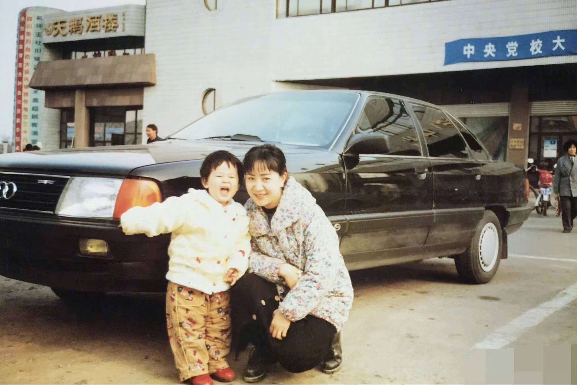 此外,杨紫晒出了多张小时候和妈妈在一起的合照,从照片中她妈妈的打扮