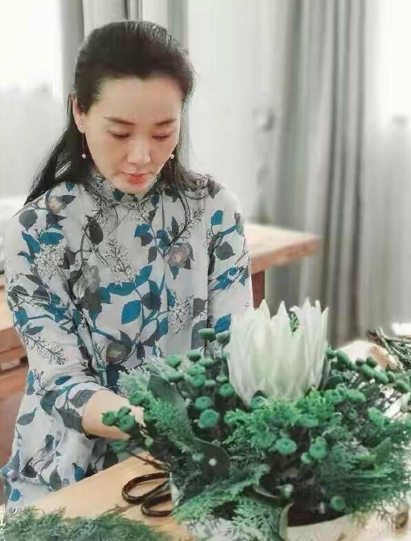 林依轮超模老婆太有气质无惧素颜走机场穿粗布麻衣也难掩高级