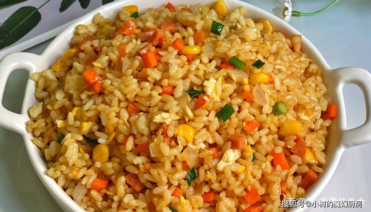 扬州炒饭食材:剩米饭,红萝卜,洋葱,玉米,火腿,鸡蛋做法:1准备一碗剩