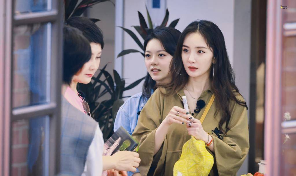 杨幂花少3路透曝光后面的赵今麦太显眼了颜值对比有差距