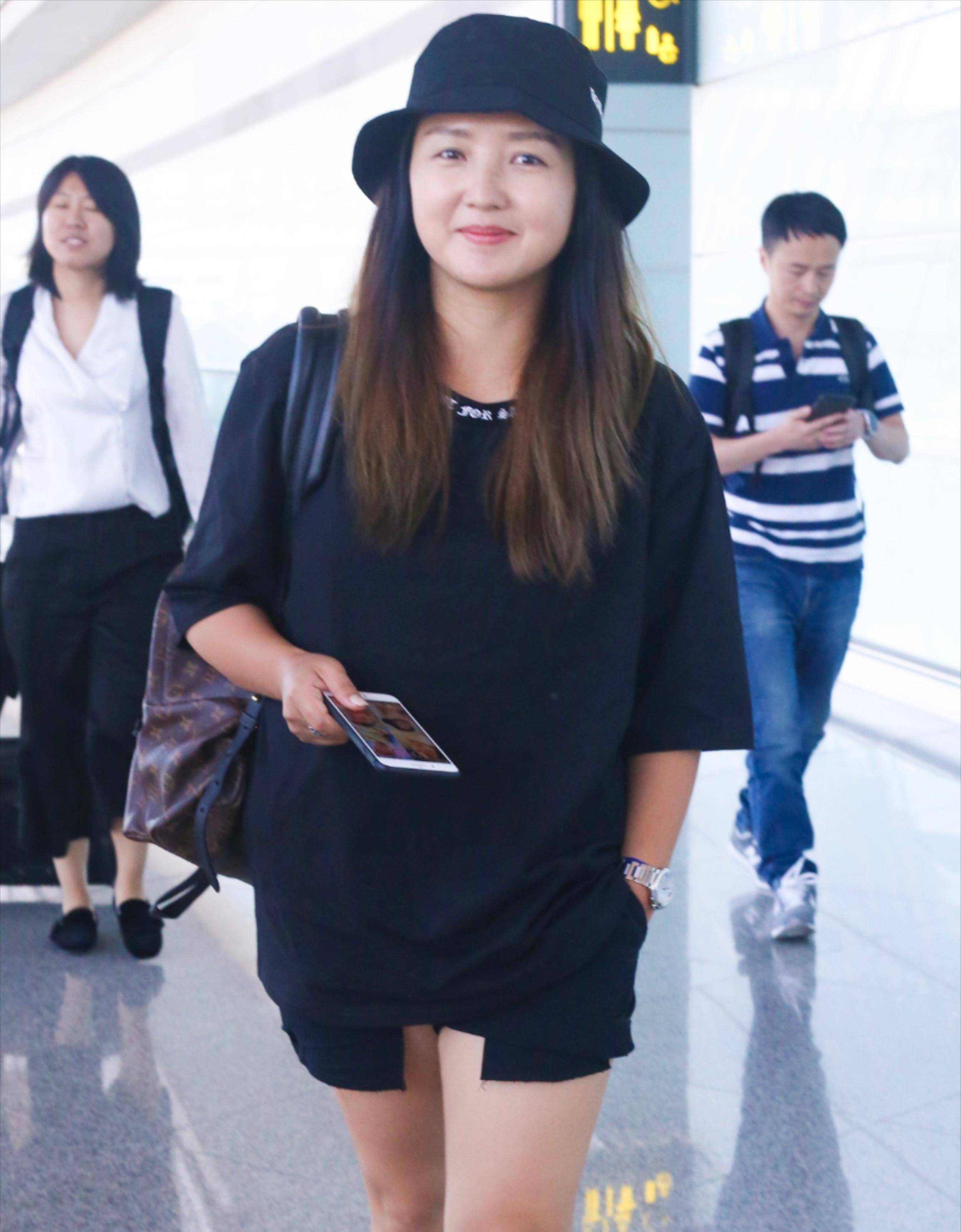 33岁何洁素颜近照和2个孩子一同现身身材发福让人认不出