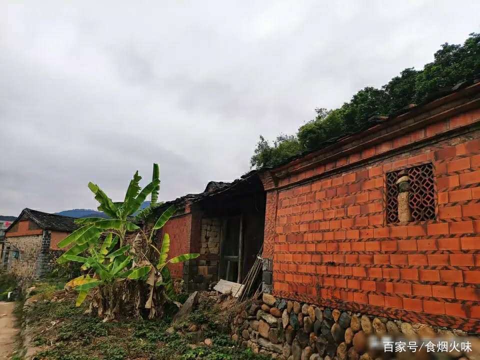 这些主要是用石头叠起来,红土粘其墙壁,瓦片盖起来的房子,门庭外种有