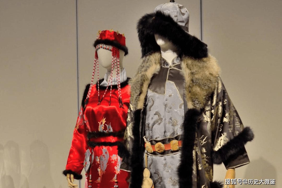 而这些契丹人最终也流落到了蒙古人中间,因此达斡尔人的服饰有蒙古