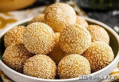 炸麻团好吃有技巧，大厨分享妙招，不开裂也不塌陷，麻团个个空心_面团_做法_时候