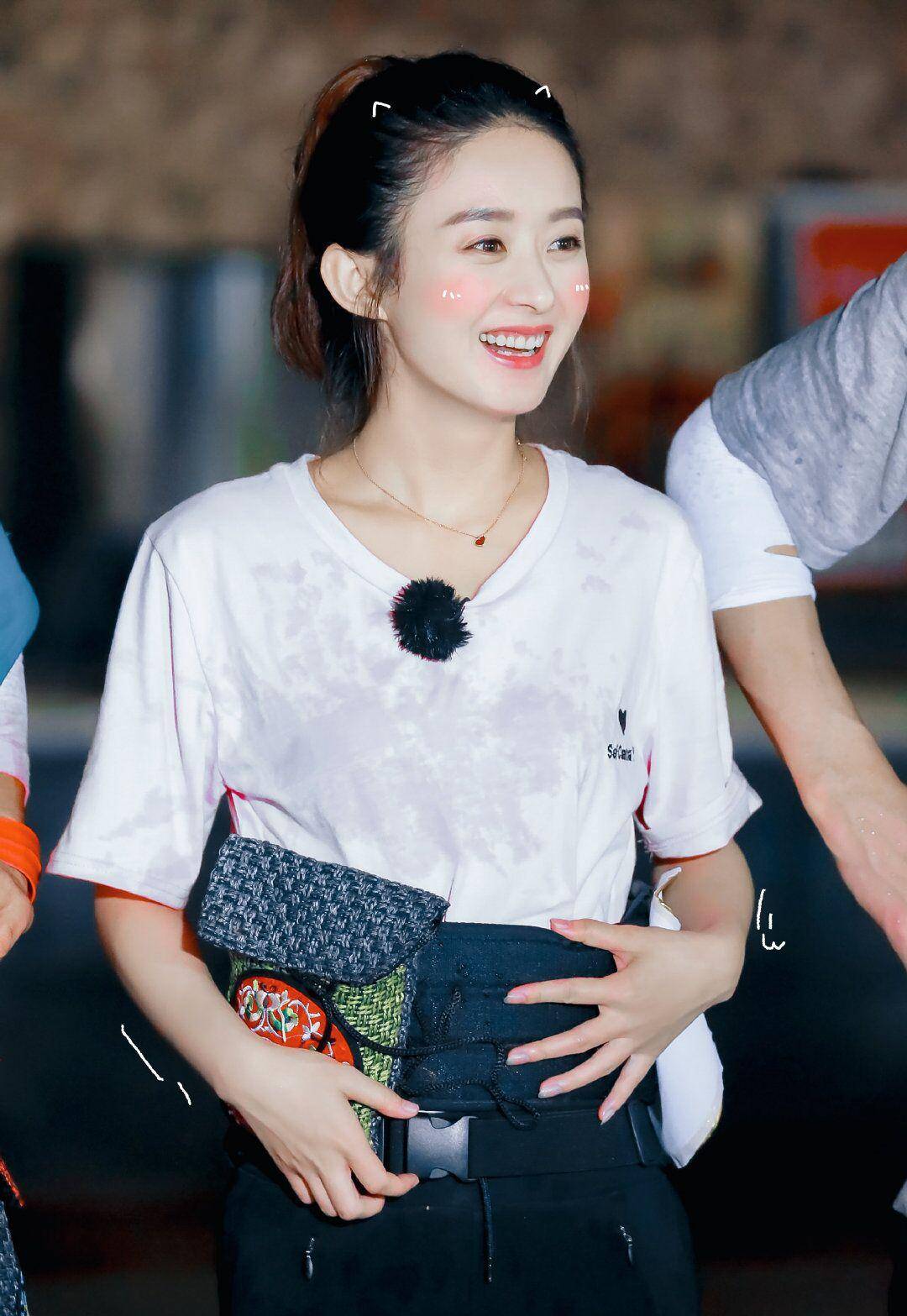 原创赵丽颖剧照曝光甜美女神拍戏还喝奶茶真是太馋了吧