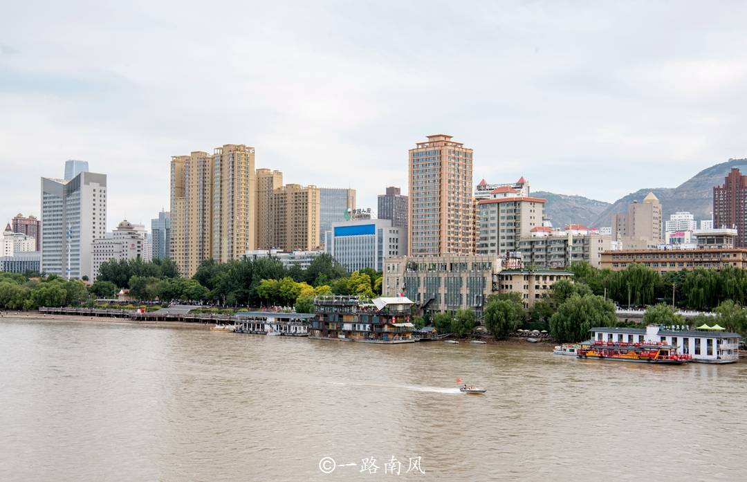 黄河唯一穿城而过的省会兰州市，白天像小县城，晚上像“小香港”