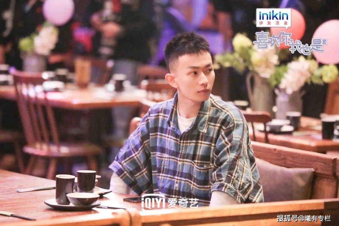 爱马仕换不停,小潮牌挖宝购,恋综素人可都不普通啊_冯雨_连衣裙_黑色