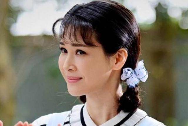 她曾凭《亮剑》火遍全网,因拒绝陪酒遭封,如今和老公偿还债务_董蕾