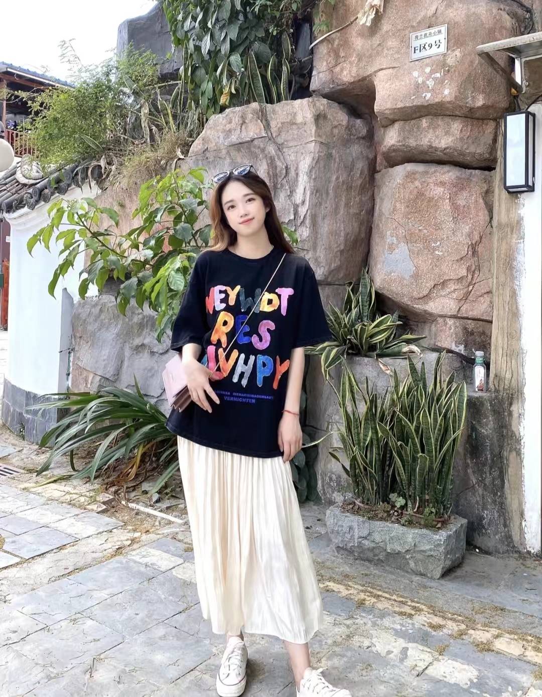黑色t恤搭配什么颜色裙子好看