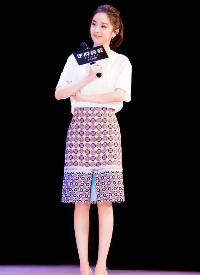 原创6740岁的女人,t恤还在傻傻配牛仔短裤?