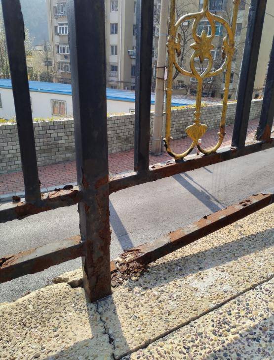 过道护栏锈蚀脱落护栏外是十米高挡土墙