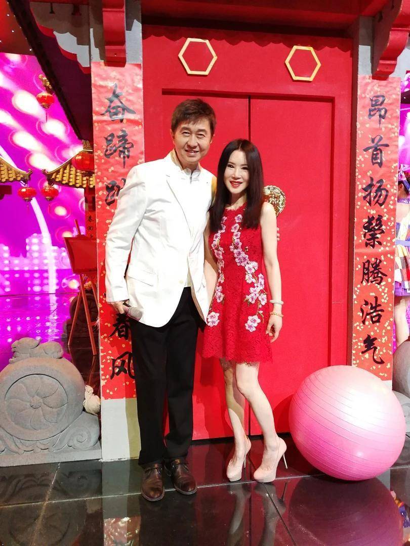 53岁任静穿露腰裙,扎丸子头伪装年轻,年纪是大但身材确实苗条!