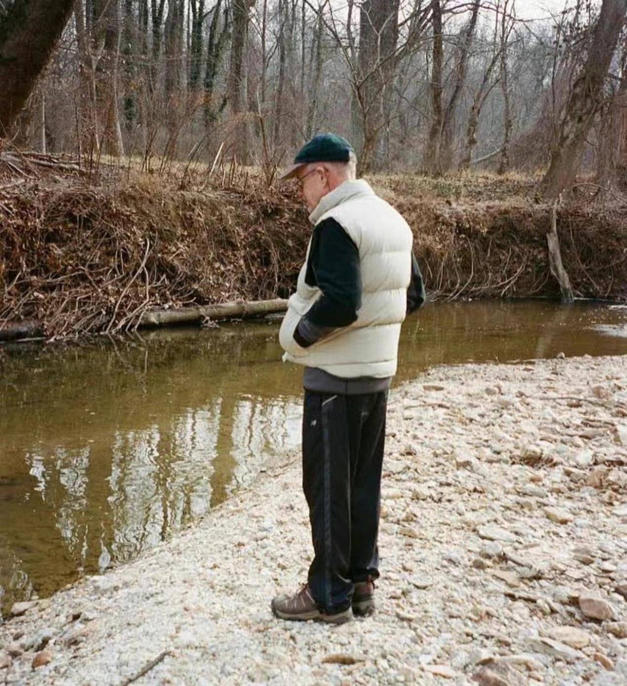 上年纪就是糟老头?穿搭尽显精致细节,头发花白却比年轻人还潮!