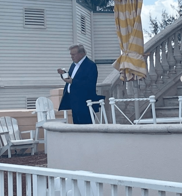 原创特朗普亮相变瘦了和爱妻吃冰淇淋太可爱梅拉尼娅穿黄裙好嫩