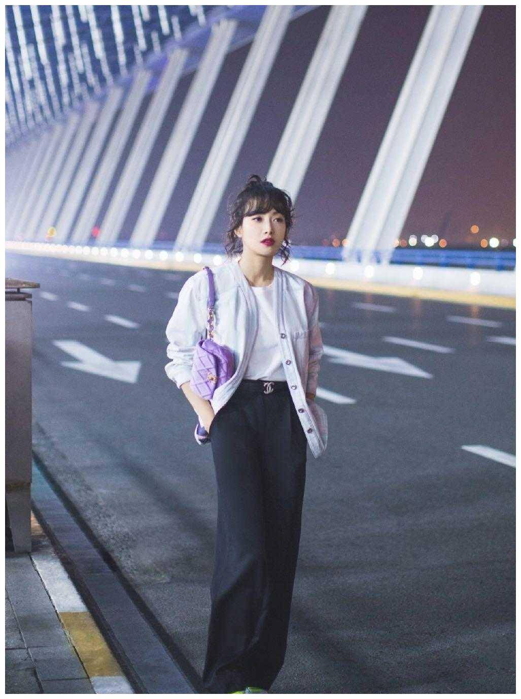 32岁的宋茜真会穿穿军绿色连体裤走机场漂亮大气气场不输超模