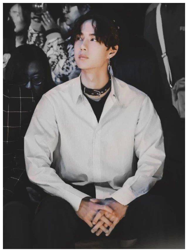 你可以看到王一博的脖子上有黑色的项圈.