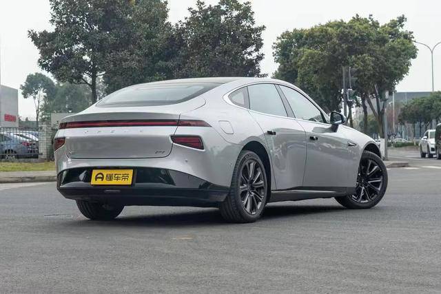 新款小鹏汽车p7上市起售价2399万元