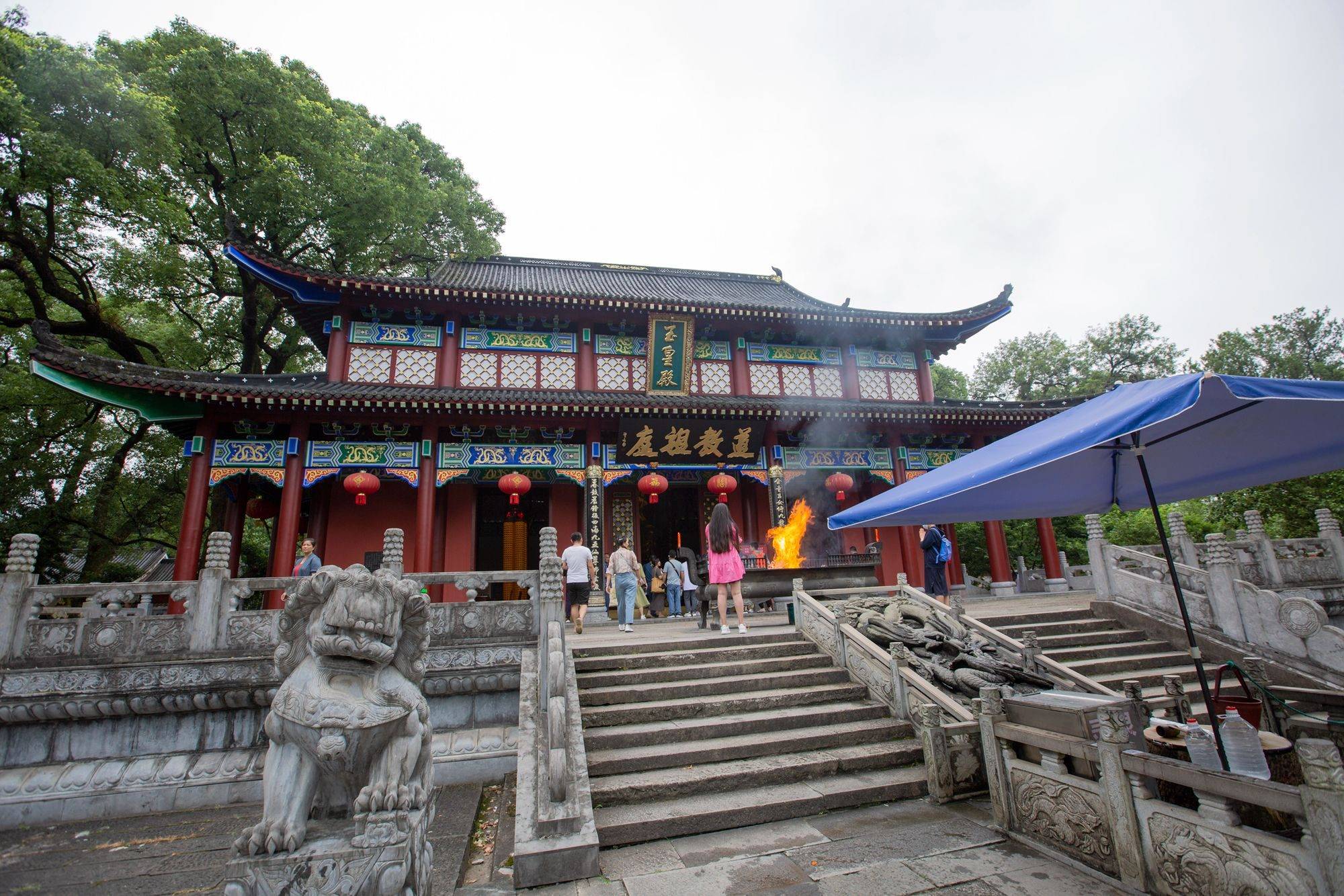 走过了千年时间的古镇,有岁月的古朴气质,也有道家的淡泊气息.