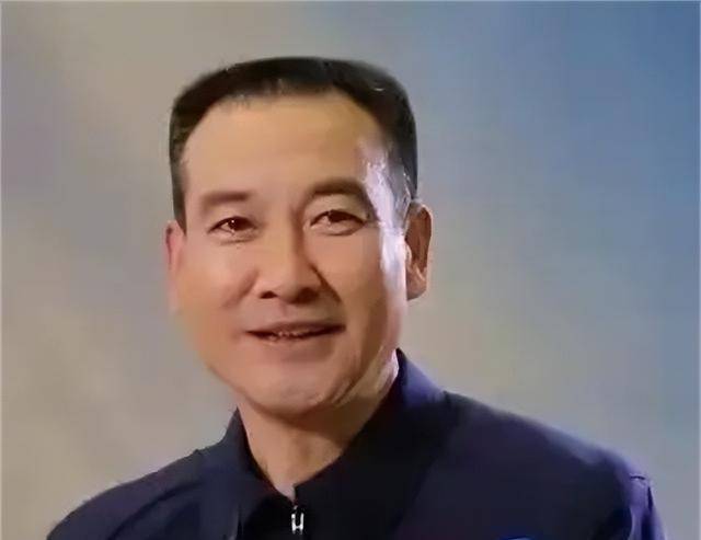 原创2003年翟志刚回家探亲却赶上母亲葬礼抱骨灰盒失声痛哭