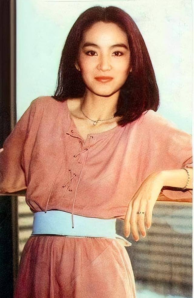 林青霞:年轻受过情伤,闪婚富商后幸福美满,陪孙女打麻将很开心_邢李源