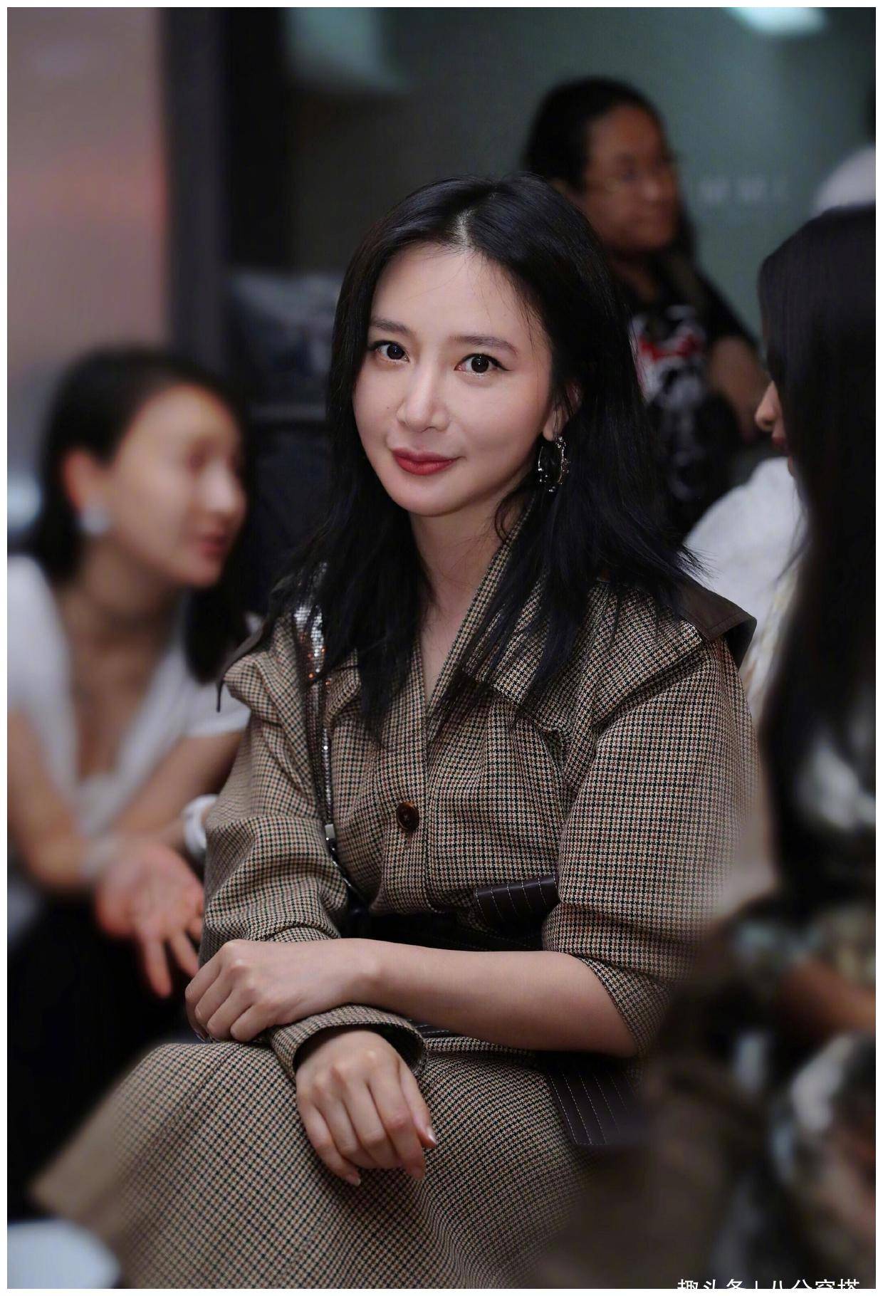 熊乃瑾穿搭一点不含糊大衣下面穿条丝袜就出门美得性感高级