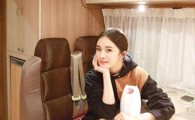 杨幂的皮肤管理不止是深夜的美容院还有飞机上的一小物
