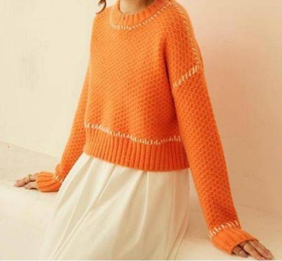 当橙色的毛衣搭配上白色的丝绸长裙,长裙的飘逸配合上毛衣温柔,女性
