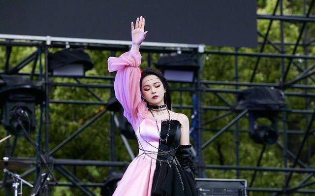 原创秦昊带女儿看妻子演出伊能静颜值绝了5岁米粒在现场手舞足蹈