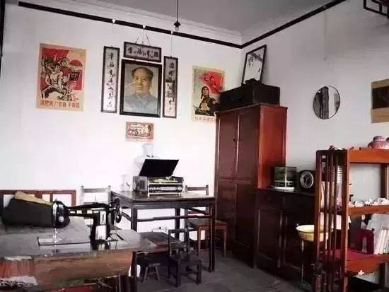 当时主要以平房和单位福利房为主,多数家庭都没有客厅的概念,客人来了