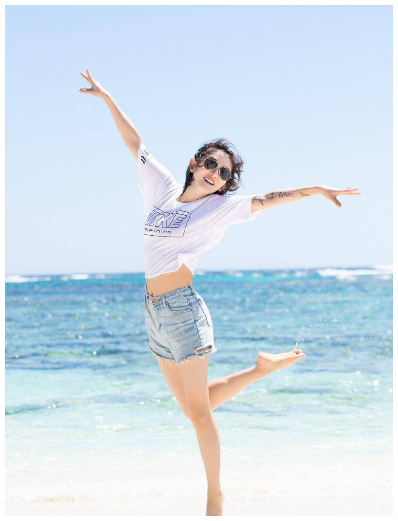 被谢娜惊艳到了,穿蕾丝泳衣大秀好身材,扎起葫芦辫哪像当妈的人_泳装