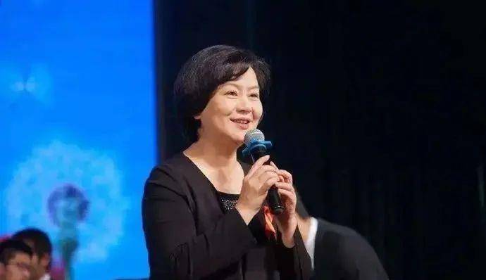 她在电视做了37年主持人,嫁软饭男受尽苦楚,今55岁活成这样_鞠萍_蒋